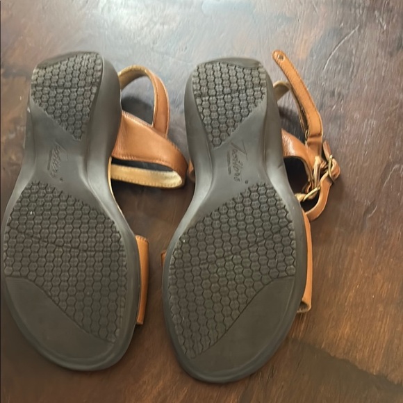 Trotters Tan Sandals with Adjustable Straps Sz 9.5 WW - Picture 5 of 8